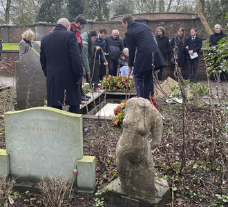 903651 Afbeelding van de begrafenis van beeldhouwer Theo van de Vathorst op de begraafplaats Soestbergen (Gansstraat ...